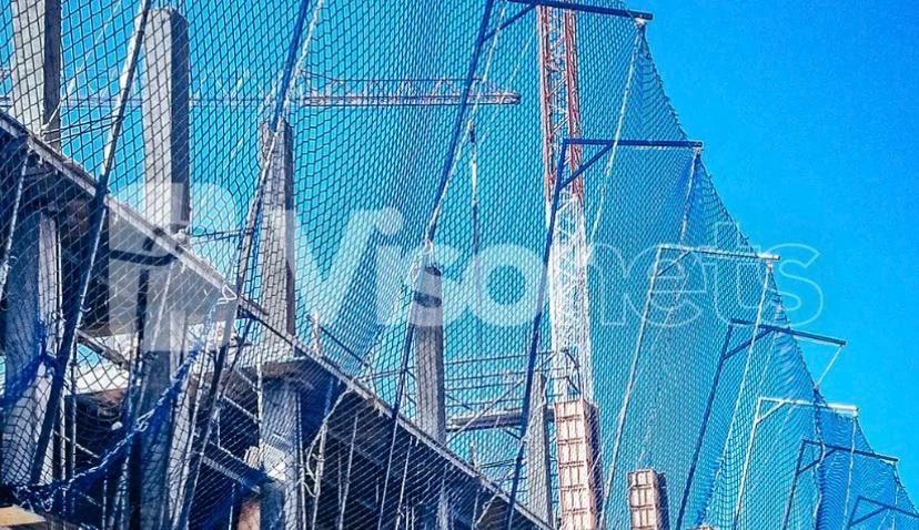 Redes azules de protección en fachada