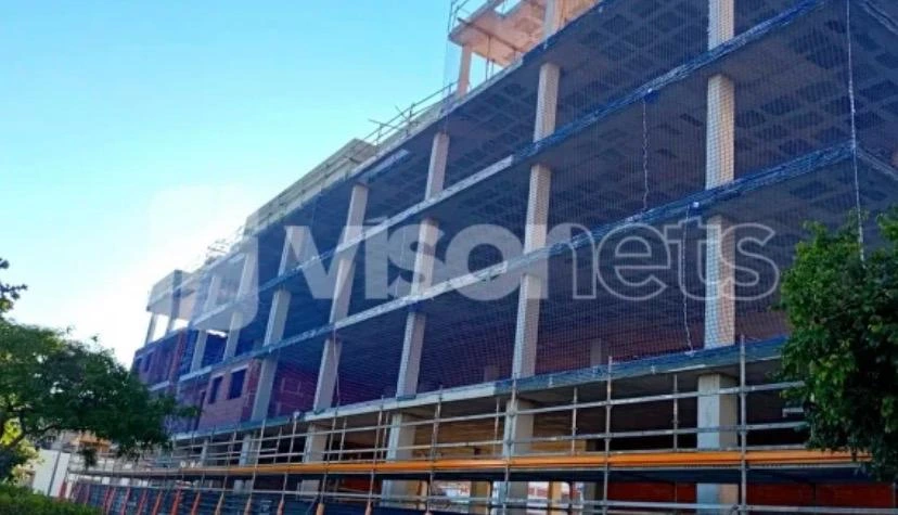Redes de seguridad en la fachada de un edificio en construcción