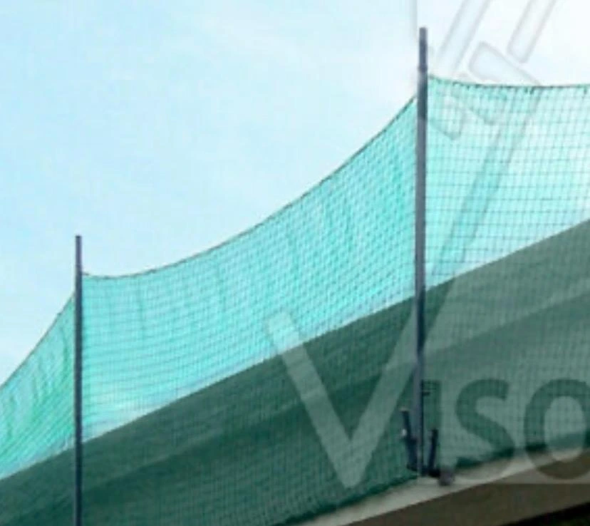 Red de seguridad verde en el borde de una cubierta