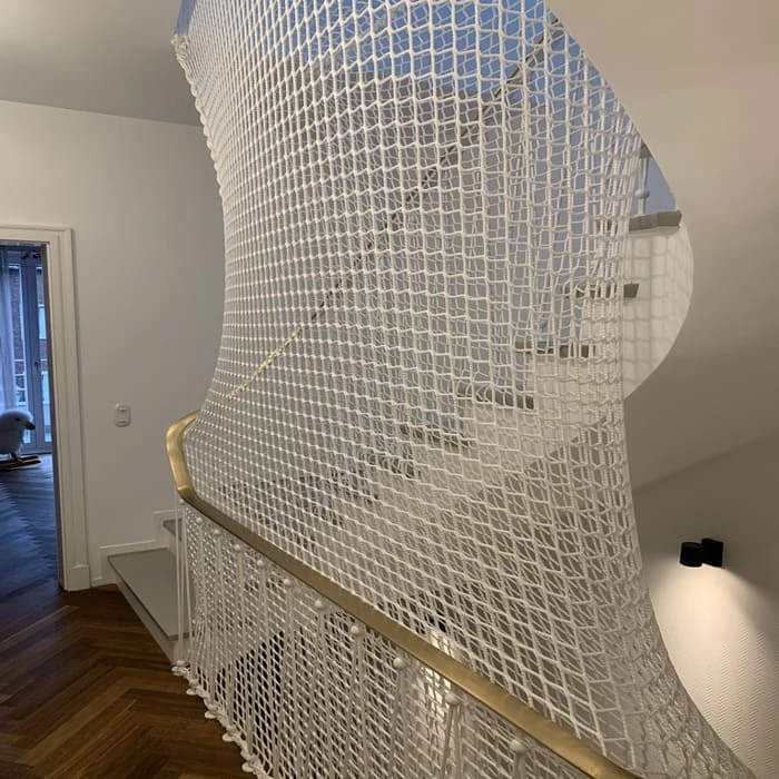 Red de seguridad instalada en una doble altura residencial