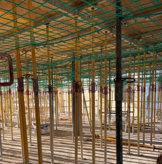 Red de seguridad bajo una losa en construcción